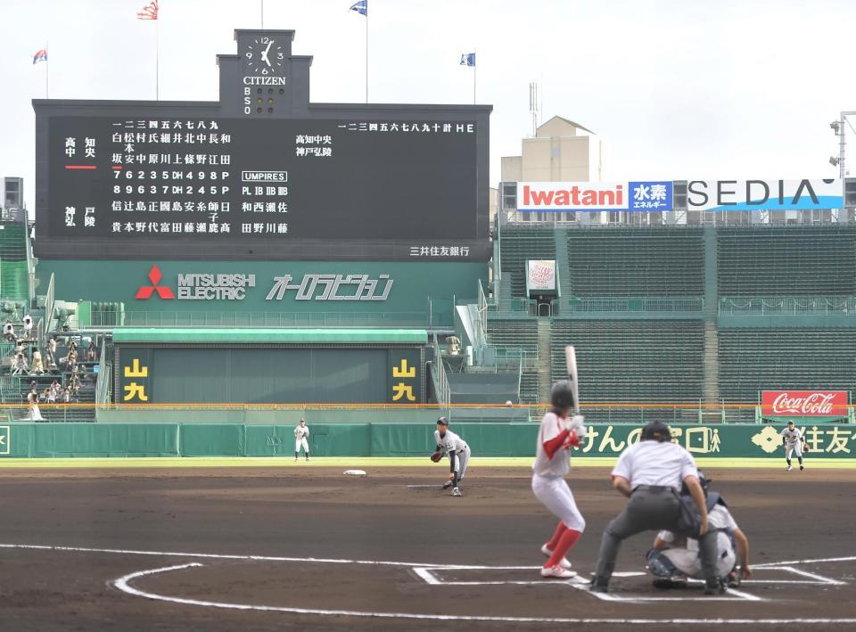 　決勝戦第１球を投げ込む神戸弘陵・日高結衣（撮影・高部洋祐）