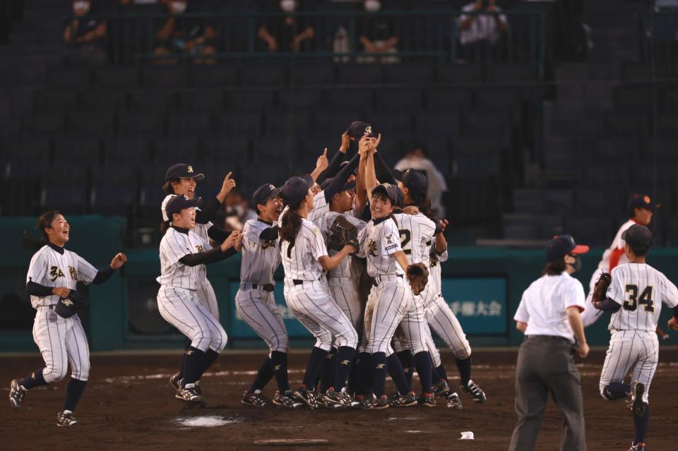 　高知中央を破り、優勝を決めた神戸弘陵ナイン（撮影・坂部計介）