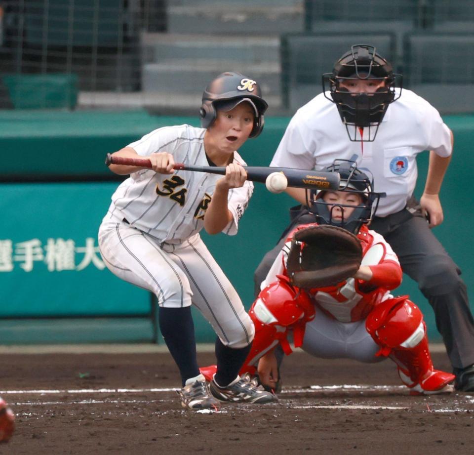 　２回、神戸弘陵・安藤はスクイズを決め先制点をあげる（撮影・坂部計介）