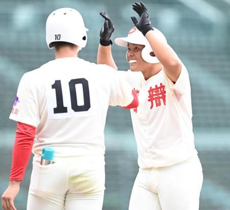 　３回、先制適時打を放ち塁上で喜ぶ智弁和歌山・角井（撮影・高石航平）