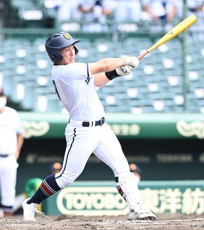 　６回、ソロを放つ高松商・浅野（撮影・高石航平）