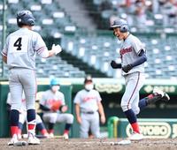 　延長１０回、勝ち越しの適時三塁打を放ち、エラーの間に自身も笑顔で生還する京都国際・森下（右）＝撮影・高石航平