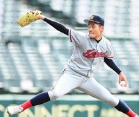 　長い手足を使って力投する京都国際・森下（撮影・高石航平）