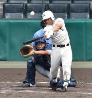 　９回、桜井は左越えに３ランを放つ（撮影・佐々木彰尚）