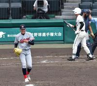 　延長１０回、代打・岩崎が空振り三振に倒れ試合終了。笑顔を見せる京都国際・森下（撮影・佐々木彰尚）