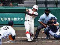 　３回、角井は右前に適時打を放つ（撮影・佐々木彰尚）