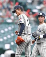 　完投勝利を挙げ、拳を握り締める敦賀気比・本田（撮影・北村雅宏）