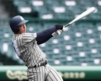 　１回、先制となる適時打を放つ敦賀気比・上加世田（撮影・北村雅宏）