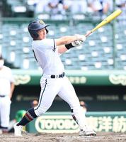 　６回、ソロを放つ高松商・浅野（撮影・高石航平）