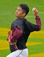 　キャッチボールで調整する則本昂