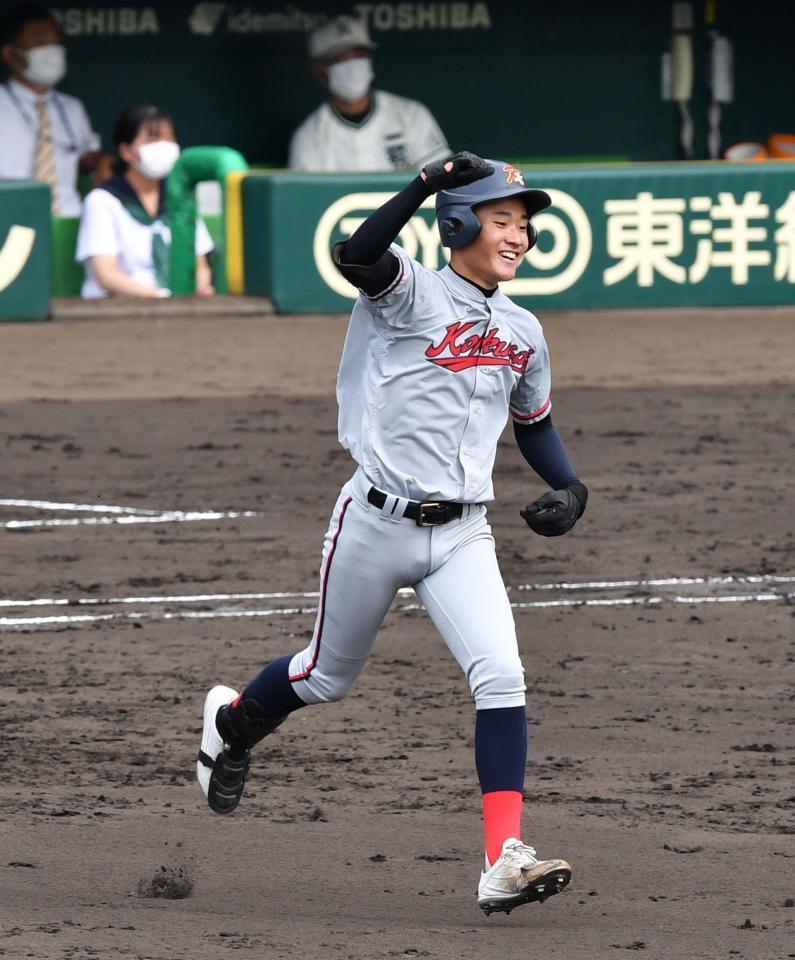 　５回、左越えにソロを放ちガッツポーズの森下（撮影・佐々木彰尚）