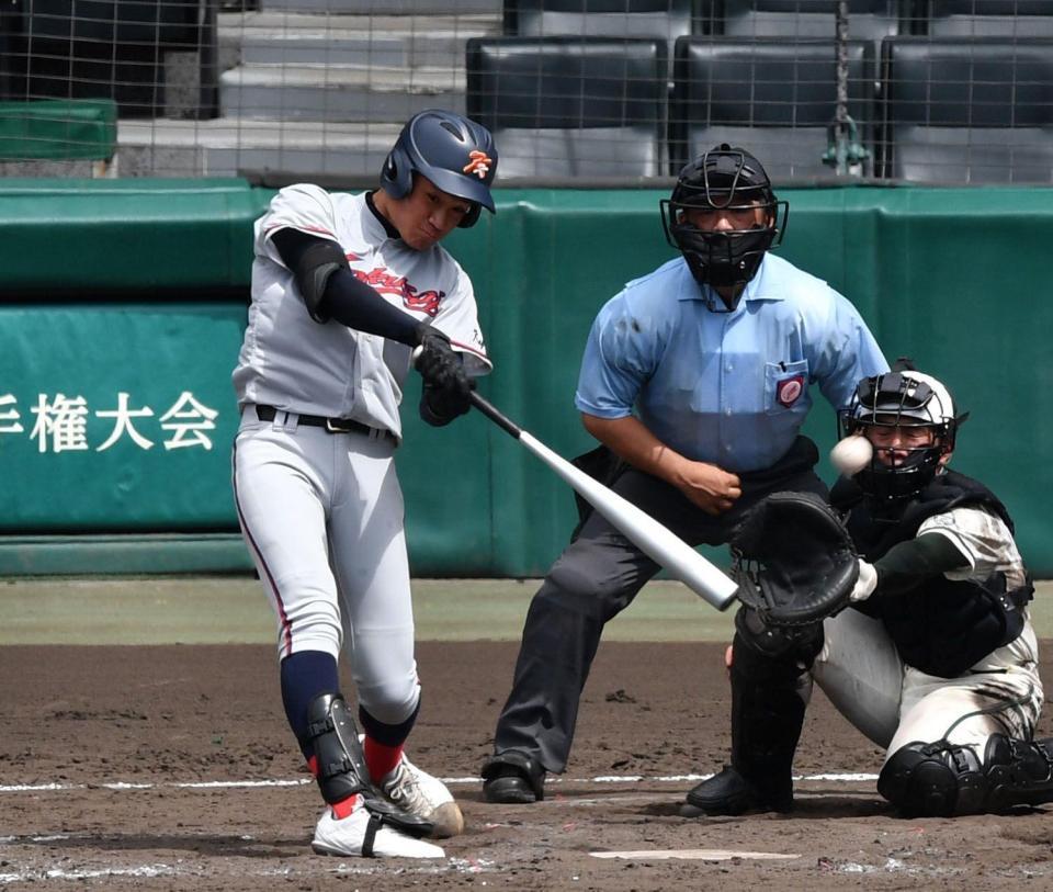 　延長１０回、森下は左越えに適時三塁打を放つ（撮影・佐々木彰尚）