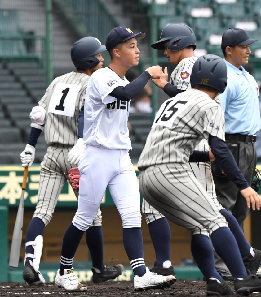 　１回、敦賀気比・長尾に適時打を浴びた三重・上山（中央）＝撮影・北村雅宏