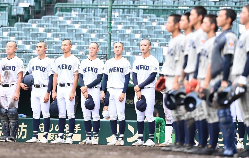　試合に敗れ、悔しそうな表情で敦賀気比の校歌を聴く三重・上山（左から４人目）ら三重ナイン（撮影・高石航平）