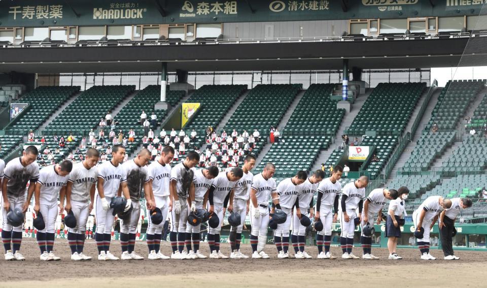 　智弁和歌山に敗れ、スタンドの応援団に一礼する高松商ナイン（撮影・北村雅宏）