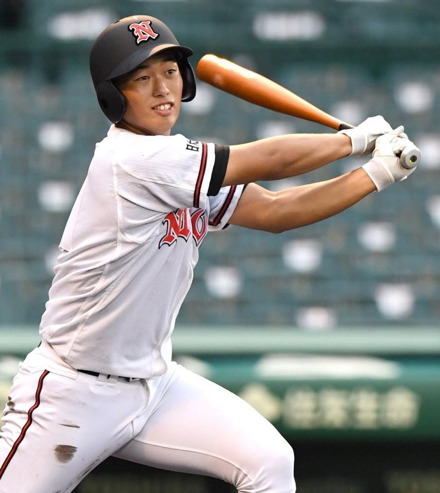 ７回、逆転となる２点適時三塁打を放つ日大山形・塩野（撮影・北村雅宏）