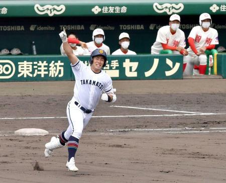 　６回、高松商・浅野は左中間にソロ本塁打を放つ（撮影・佐々木彰尚）