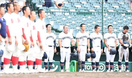　試合に敗れ、悔しそうな表情で智弁和歌山の校歌を聴く高松商・浅野（左から２人目）ら高松商ナイン