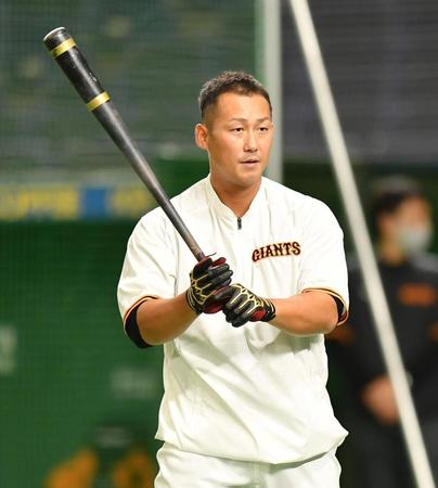 打撃練習する巨人・中田翔＝東京ドーム（撮影・西岡正）