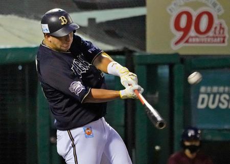 ２回オリックス１死、杉本が左中間に同点ソロを放つ＝楽天生命パーク