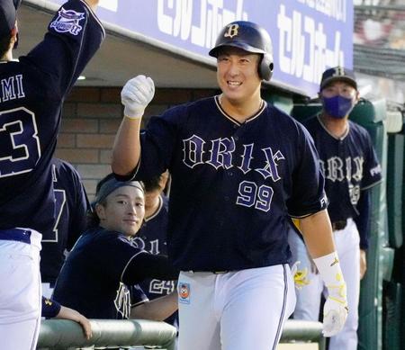 ２回、同点ソロを放ちナインに迎えられる杉本