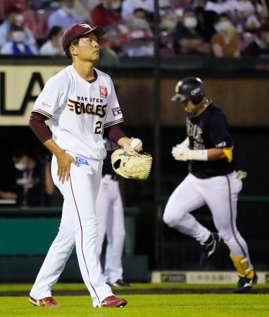 　２回、オリックス・杉本（右）に同点ソロを浴びた楽天・早川＝楽天生命パーク