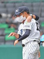 　７回、明徳義塾の伝令・西川と話す明徳義塾・馬淵史郎監督（左）＝撮影・北村雅宏