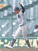 　５回、松商学園・野田を三ゴロ併殺打に仕留め、拳を突き上げてほえる明徳義塾・代木（撮影・北村雅宏）