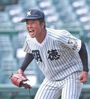 　完封勝利を挙げ、ほえる明徳義塾・代木（撮影・北村雅宏）