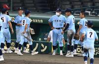 　８回の守備を終えたナインに声をかける近江・多賀監督（右から４人目）＝甲子園（撮影・高石航平）