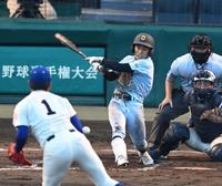 ７回近江２死満塁、適時打を放つ近江・明石＝甲子園（撮影・高石航平）