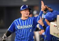 ３回、３ランを放ったＤｅＮＡ・牧秀悟はナインとタッチを交わす＝京セラドーム大阪（撮影・田中太一）