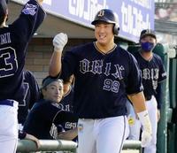 ２回、同点ソロを放ちナインに迎えられる杉本