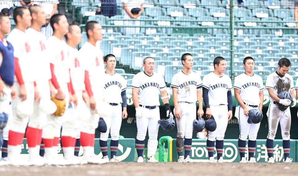 　試合に敗れ、悔しそうな表情で智弁和歌山の校歌を聴く高松商・浅野（左から２人目）ら高松商ナイン