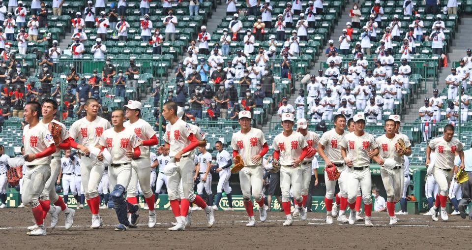 　日本航空に勝ち、駆け出す智弁学園ナイン（撮影・北村雅宏）