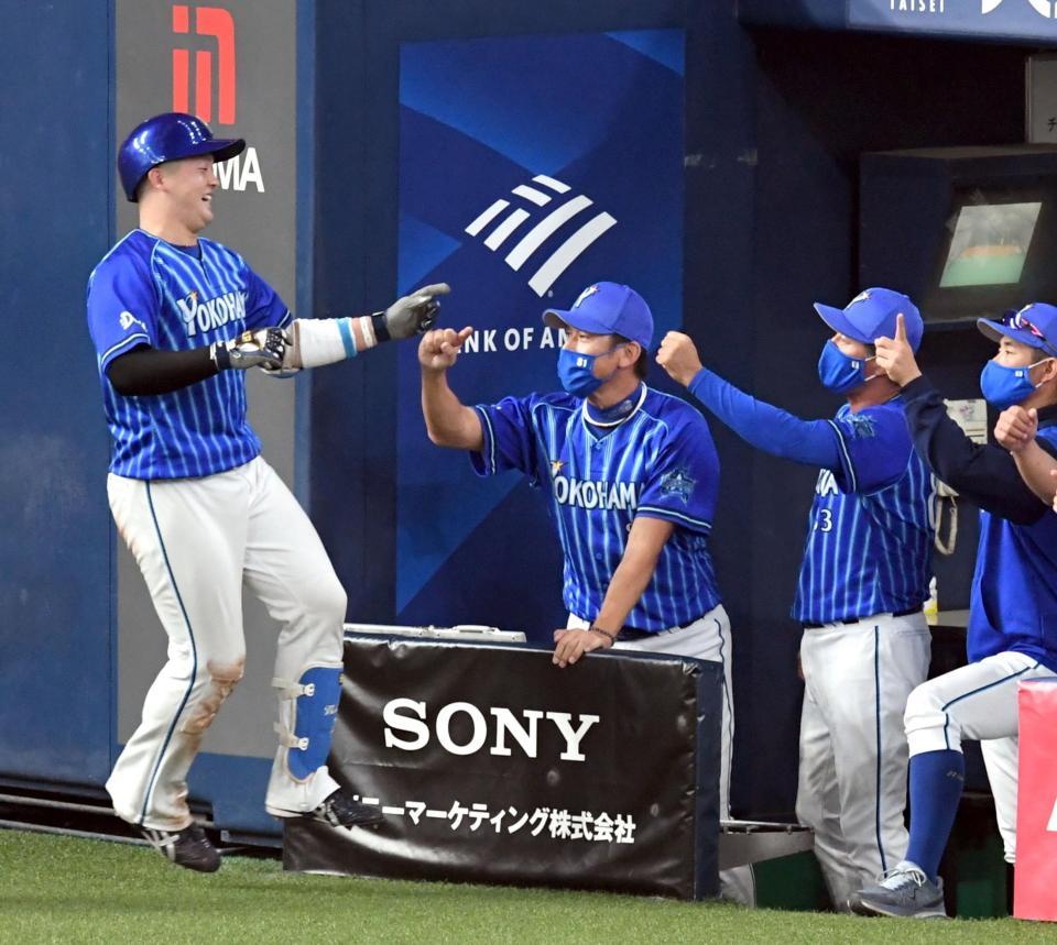 　３回、３ランを放ったＤｅＮＡ・牧を迎えるＤｅＮＡ・三浦監督（中央）＝京セラドーム大阪（撮影・山口登）