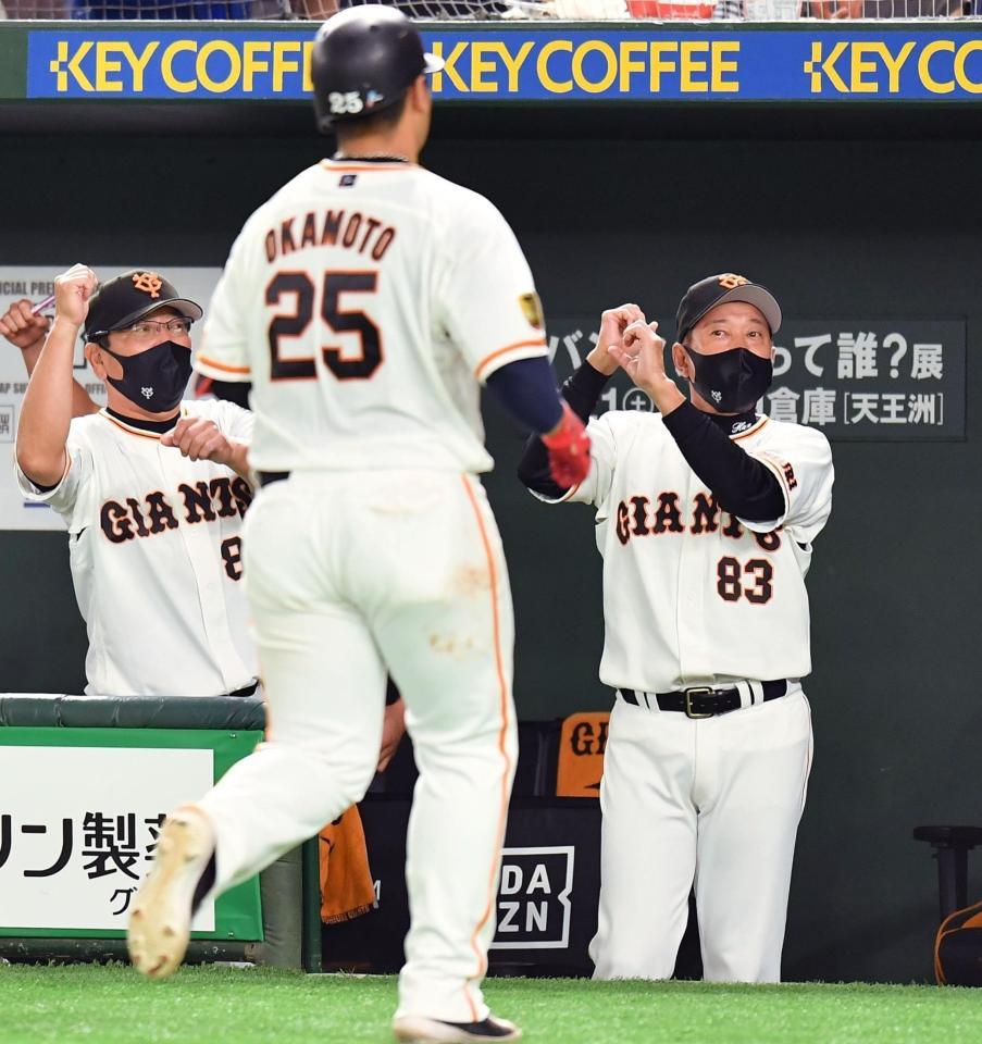 ８回、２ランを放った岡本和（２５）を、みこしを担ぐポーズで祝福する原監督（撮影・西岡正）