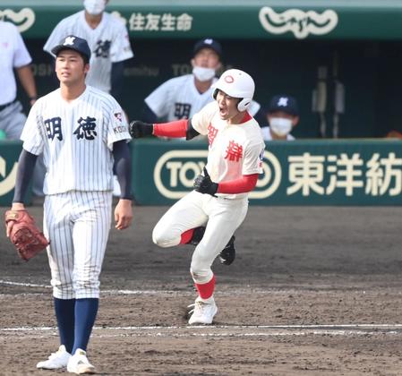 　９回、サヨナラ打を放ちほえる智弁学園・岡島（右）とぼう然と打球を見つめる明徳義塾・代木（撮影・高石航平）