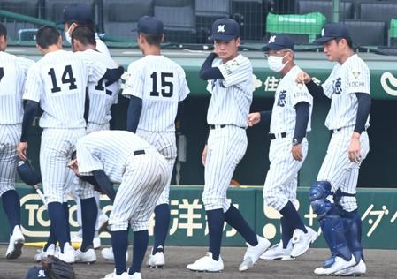 　サヨナラ負けを喫し悲しみに暮れるナインを見つめる明徳義塾・馬淵監督（右から２人目）＝撮影・高石航平