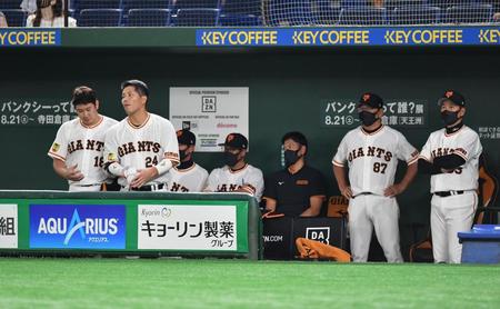 　２回、ベンチで大城（左から２人目）と話し込む菅野（左、右端は原監督（撮影・西岡正）