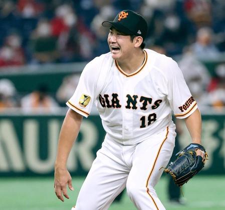 ６回、菊池涼に２ランを許し、悔しそうな表情を見せる菅野＝東京ドーム