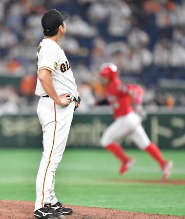 　６回、菊池涼（右）に２ランを浴びる菅野（撮影・西岡正）