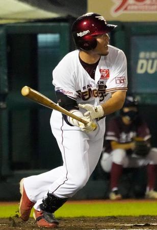 １回、島内が中前に適時打を放つ＝楽天生命パーク