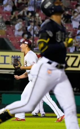 ８回、２死二、三塁のピンチで、宗（手前）を中飛に打ち取り、ガッツポーズする安楽＝楽天生命パーク