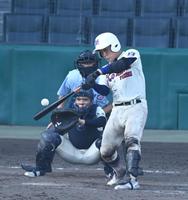 　延長１０回、サヨナラ適時打を放つ神戸国際大付・西川