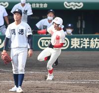 　９回、サヨナラ打を放ちほえる智弁学園・岡島（右）とぼう然と打球を見つめる明徳義塾・代木（撮影・高石航平）