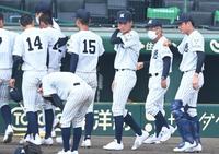 　サヨナラ負けを喫し悲しみに暮れるナインを見つめる明徳義塾・馬淵監督（右から２人目）＝撮影・高石航平