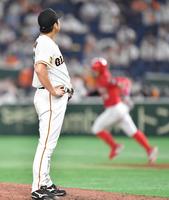 　６回、菊池涼（右）に２ランを浴びる菅野（撮影・西岡正）