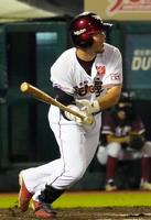 １回、島内が中前に適時打を放つ＝楽天生命パーク