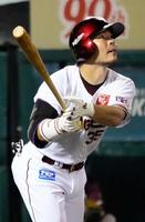 ４回、島内が右中間に２ランを放つ＝楽天生命パーク